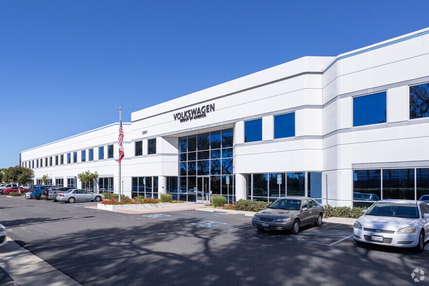 3301 Sturgis Rd, Oxnard, CA for sale - Primary Photo - Image 1 of 4