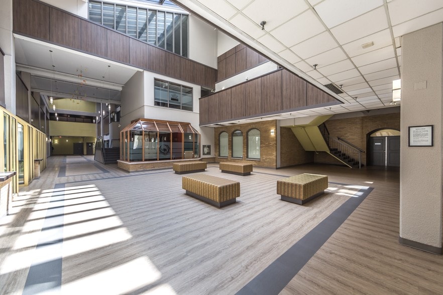 379 Dundas St, London, ON for lease - Building Photo - Image 3 of 17