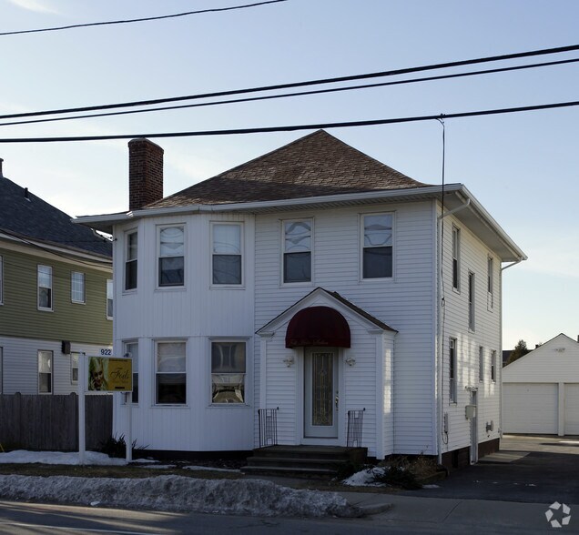 922 Park Ave, Cranston, RI 02910