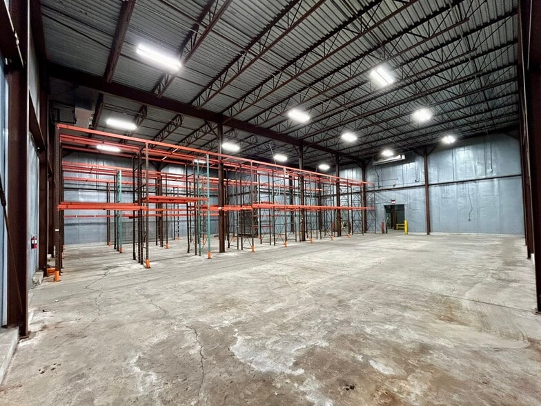 1560 S Delaware Dr, Mount Bethel, PA for sale - Interior Photo - Image 3 of 21