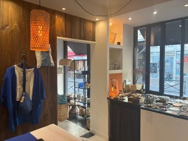 Retail in Paris for lease - Interior Photo - Image 3 of 4