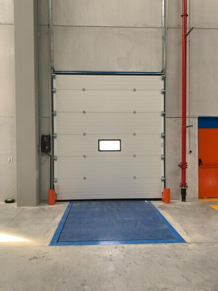 Industrial in Dos Hermanas for lease - Building Photo - Image 3 of 15