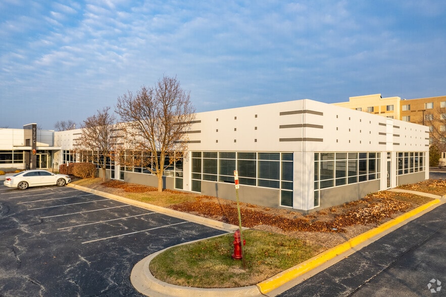 935 National Pky, Schaumburg, IL for lease - Building Photo - Image 3 of 11