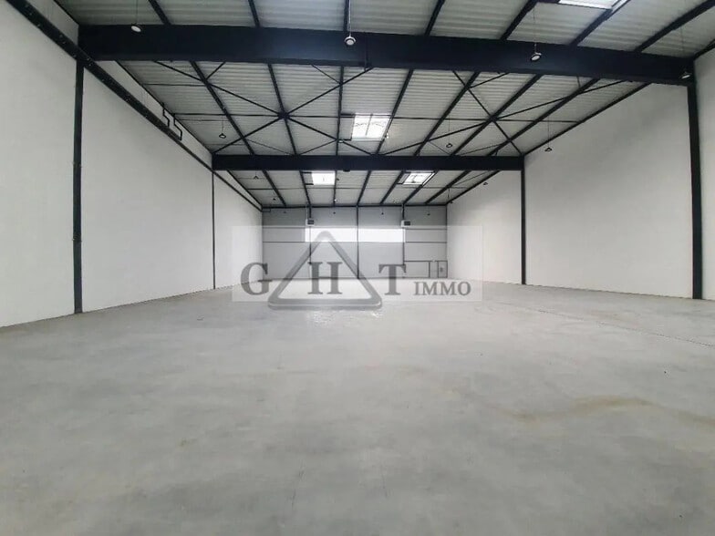 Industrial in Le Bourget for lease - Interior Photo - Image 3 of 6