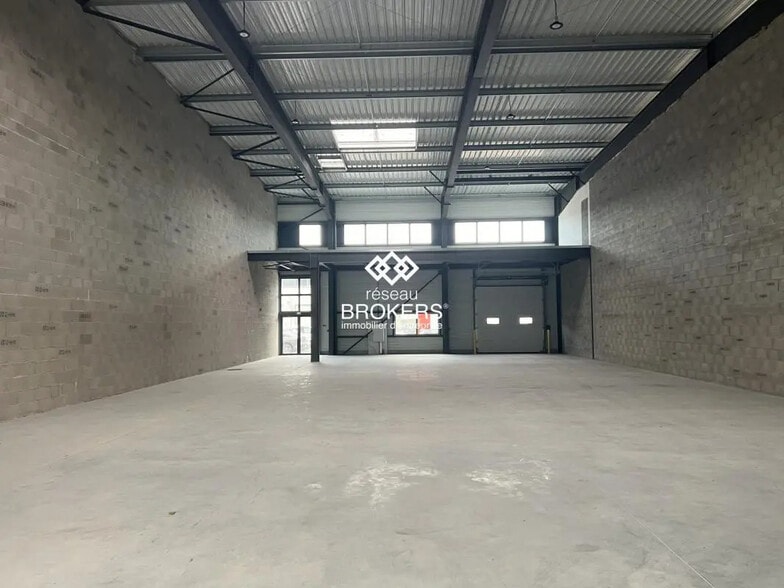 Flex in Dagneux for lease - Interior Photo - Image 1 of 1