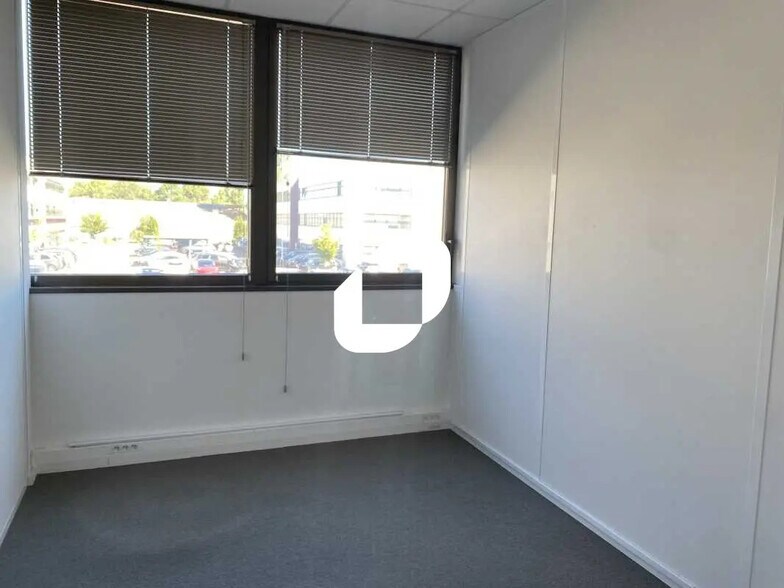 Office in Pessac for lease - Interior Photo - Image 2 of 9