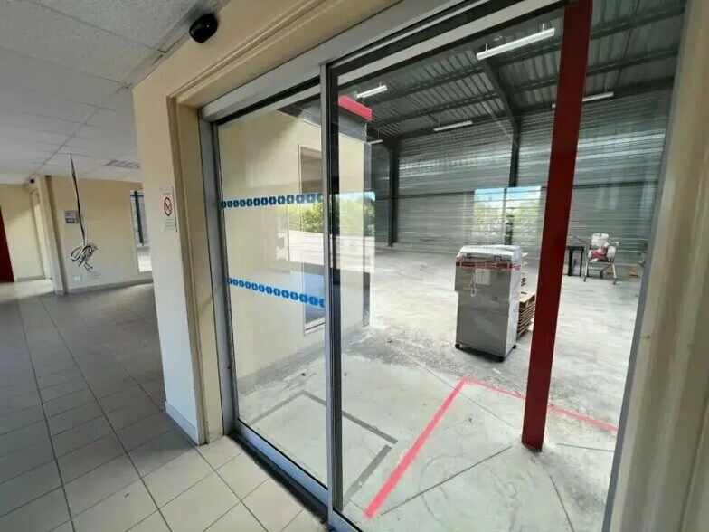 Flex in Bar-sur-Aube for lease - Interior Photo - Image 3 of 9