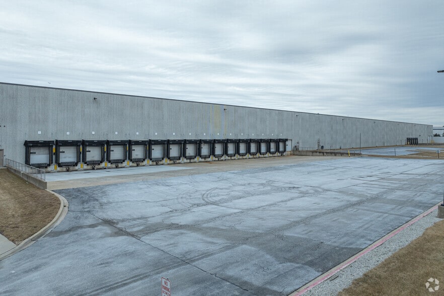 284-314 E Lies Rd, Carol Stream, IL for lease - Building Photo - Image 3 of 4