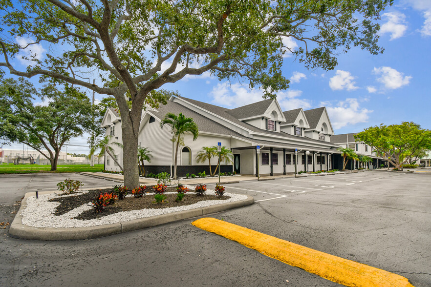 300 E Bay Dr, Largo, FL for lease - Building Photo - Image 3 of 53