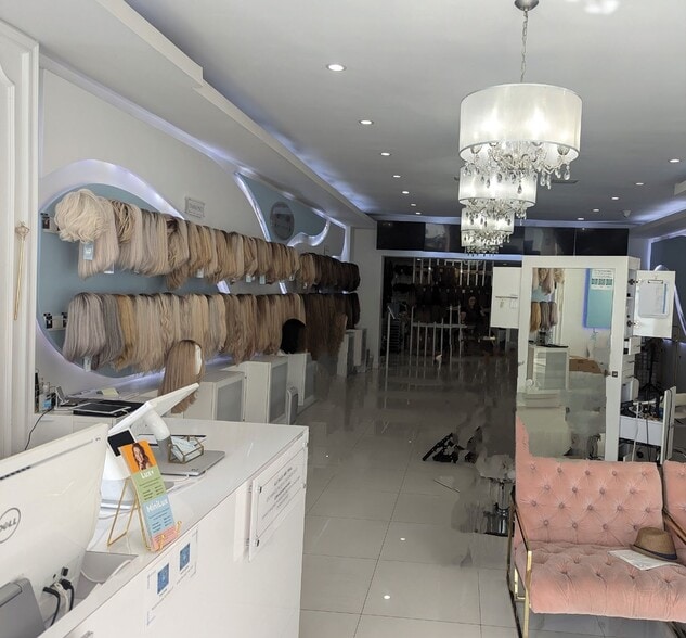 157-163 N La Cienega Blvd, Beverly Hills, CA for lease - Interior Photo - Image 3 of 5