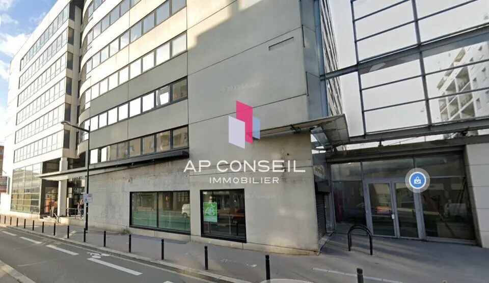 Retail in Montigny-le-Bretonneux for lease Building Photo- Image 1 of 12