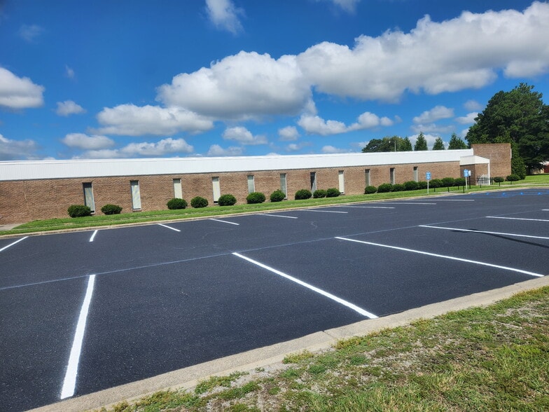 404 St Andrews Dr, Greenville, NC for lease - Building Photo - Image 1 of 107