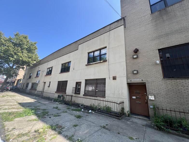 637 Court St, Brooklyn, NY for lease - Building Photo - Image 1 of 6