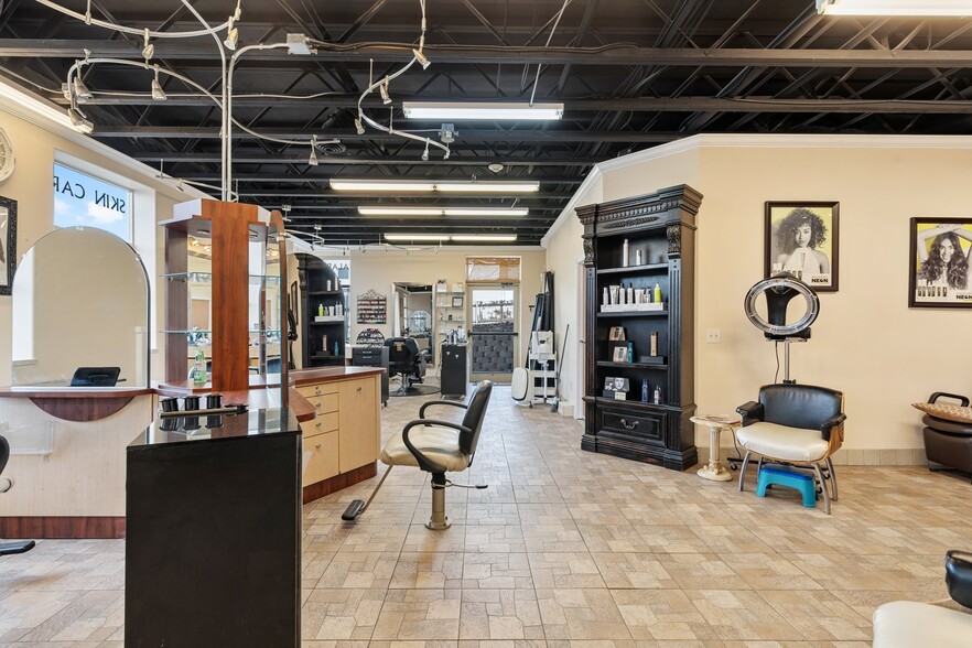 8019 W Quinault Ave, Kennewick, WA for sale - Interior Photo - Image 3 of 18