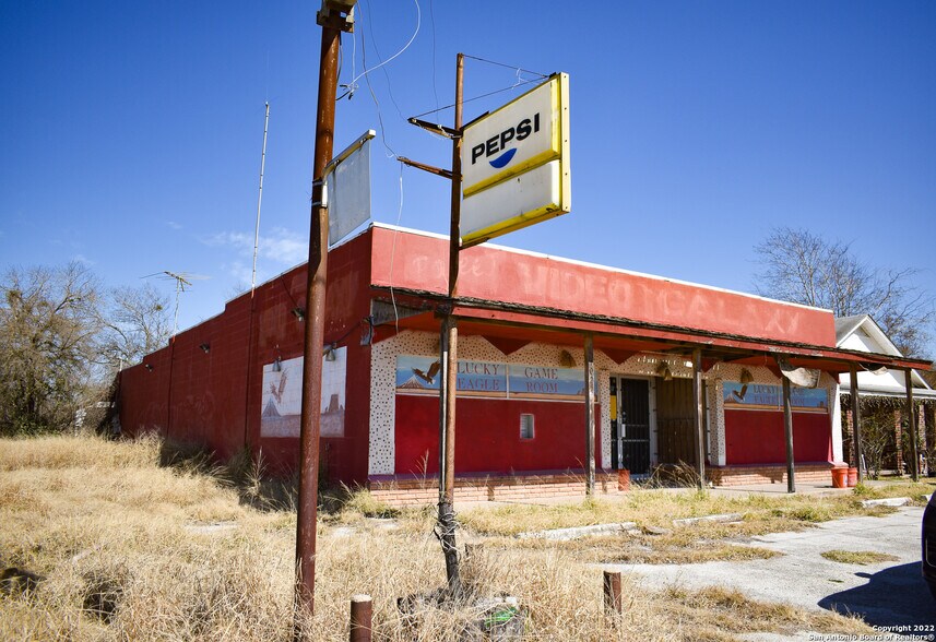 100 Ave H, Poteet, TX 78065