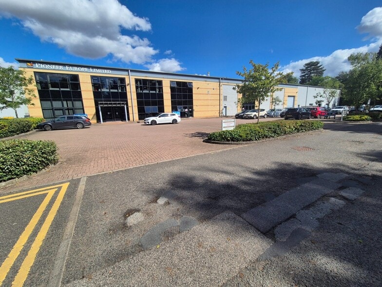 Unit 9, Stortford Hall Industrial Park, Bishop's Stortford for lease - Building Photo - Image 2 of 9