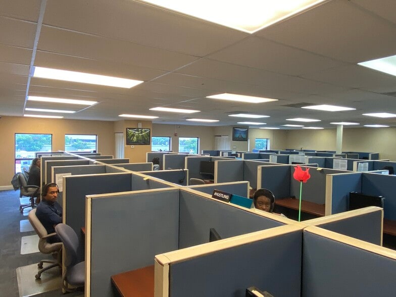 6245 N Powerline Rd, Fort Lauderdale, FL for lease - Interior Photo - Image 2 of 15
