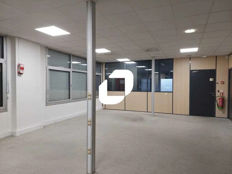 Flex in Trappes for lease - Interior Photo - Image 2 of 8