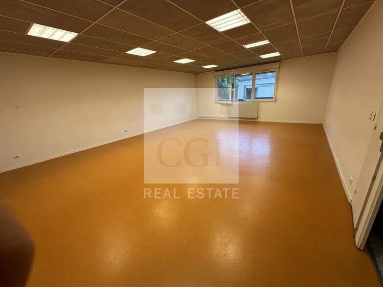 Office in Lyon for lease - Interior Photo - Image 2 of 7