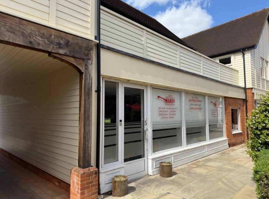 London End, Beaconsfield for lease Interior Photo- Image 1 of 2