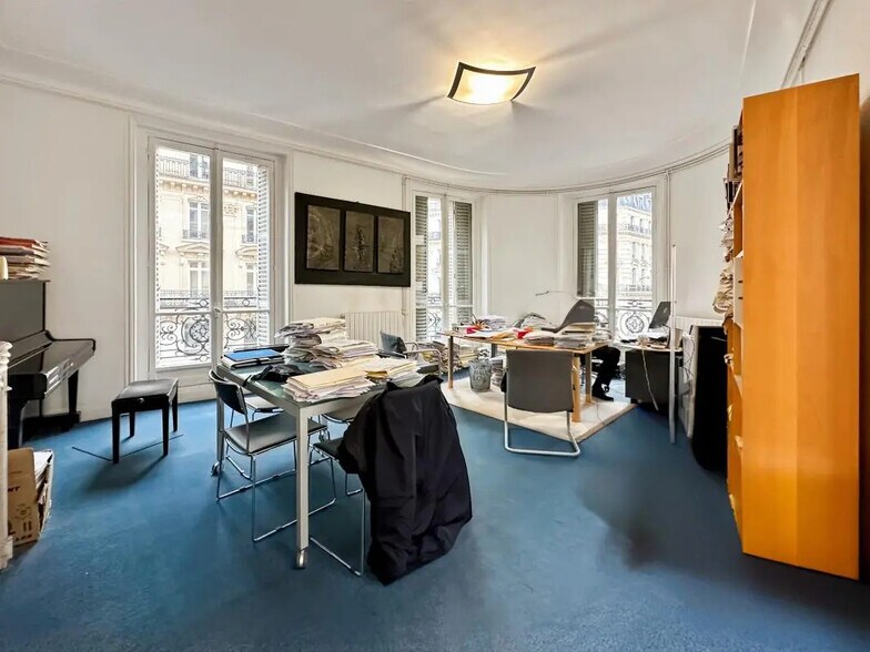 Office in Paris for lease - Building Photo - Image 1 of 6