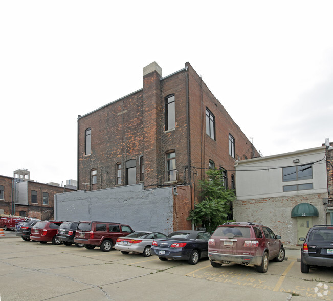 16-20 W Huron St, Pontiac, MI for lease - Building Photo - Image 2 of 9