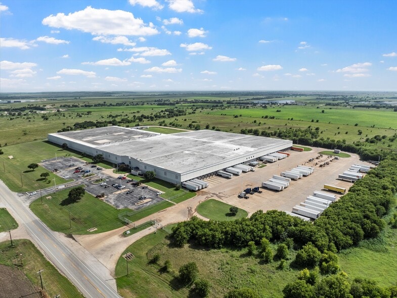 2055 S Main St, Mcgregor, TX for lease - Building Photo - Image 2 of 10