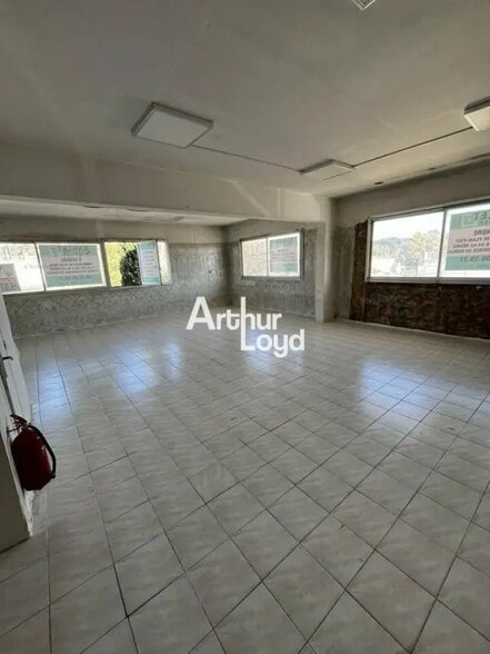 Retail in Antibes for sale - Interior Photo - Image 2 of 6