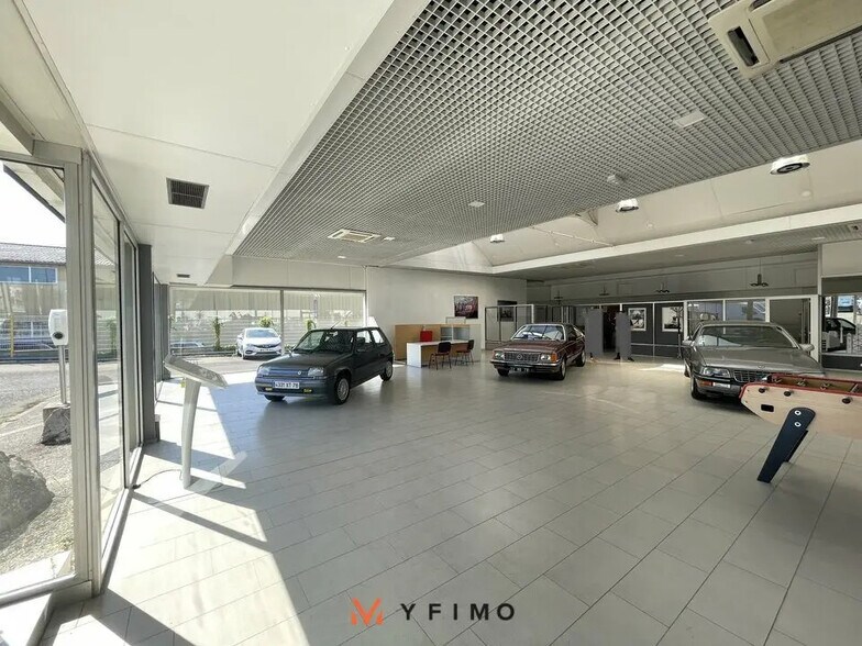 Retail in Rosny-sur-Seine for lease - Lobby - Image 2 of 5