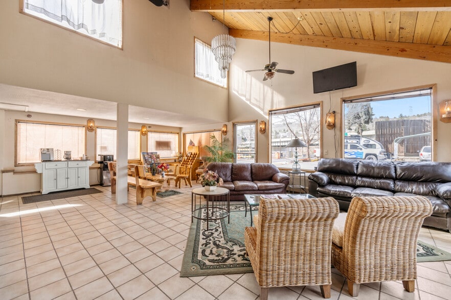 11 Main St, Klamath Falls, OR for sale - Building Photo - Image 2 of 12