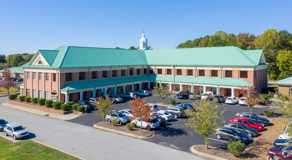 15905 Brookway Dr, Huntersville, NC for lease - Primary Photo - Image 1 of 19