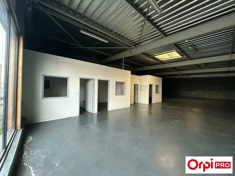 Flex in Saint-Brieuc for lease - Interior Photo - Image 2 of 3