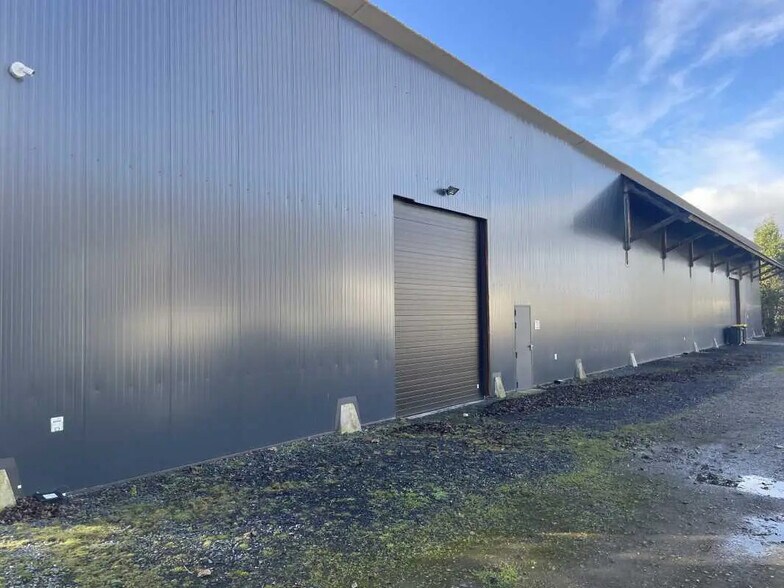 Office in Breteuil for lease - Building Photo - Image 2 of 10