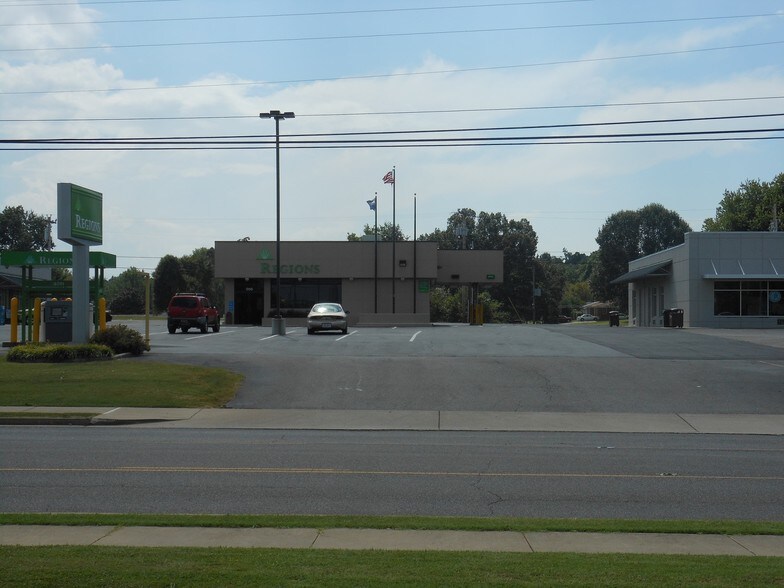 906 E 5th Ave, Calvert City, KY for sale - Building Photo - Image 1 of 1