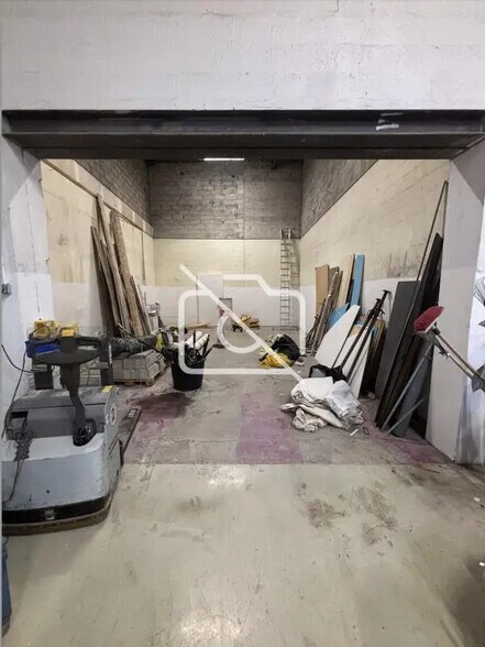 Industrial in Élancourt for lease - Interior Photo - Image 2 of 10