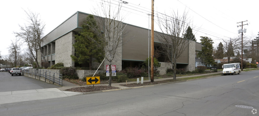 1175 E Main St, Medford, OR for lease - Building Photo - Image 3 of 4