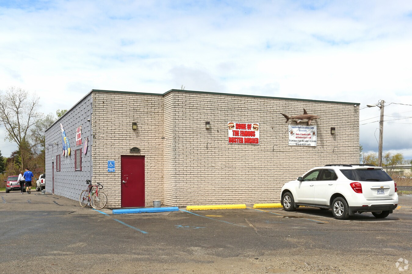 5784 W Jefferson Ave, Trenton, MI 48183