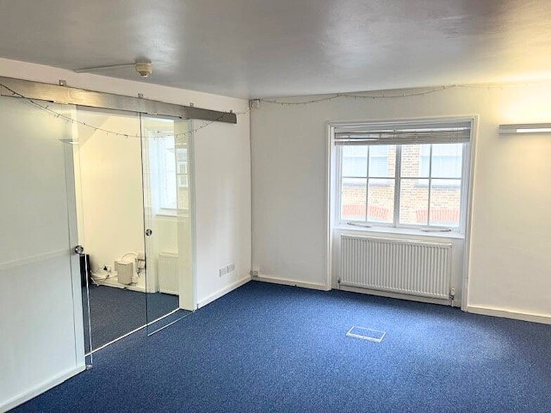 9 Sherlock Mews, London for lease - Interior Photo - Image 2 of 9