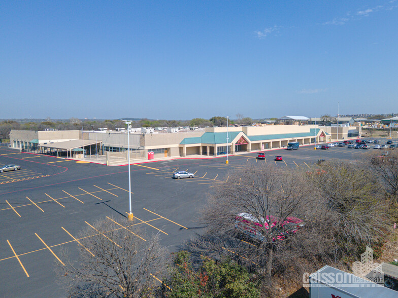 11711 IH 35 N, San Antonio, TX for lease - Building Photo - Image 2 of 8