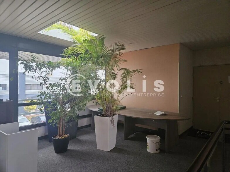 Office in Villejust for lease - Interior Photo - Image 2 of 8