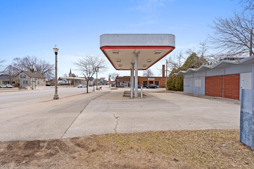 2106 Washington St, Two Rivers, WI for sale - Building Photo - Image 2 of 8