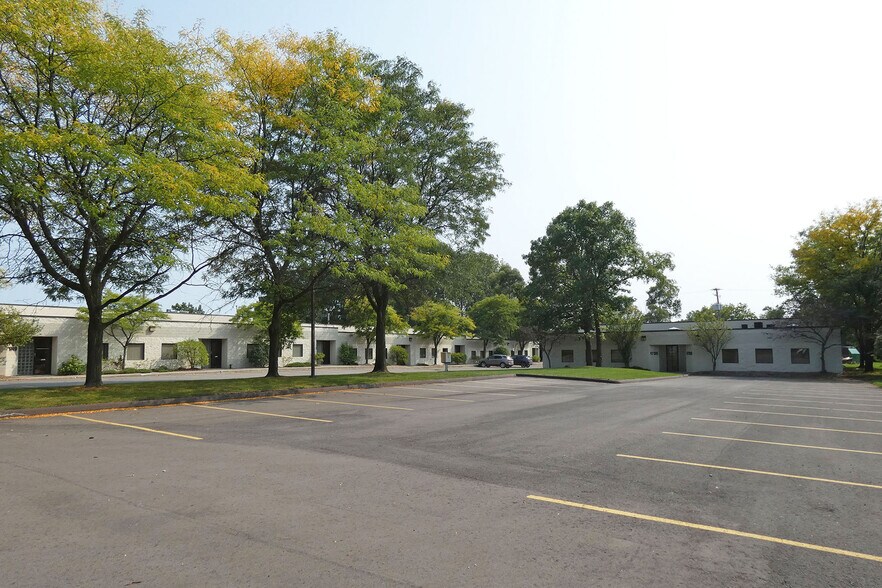 1733-1735 E Highwood Blvd, Pontiac, MI for sale - Primary Photo - Image 1 of 1