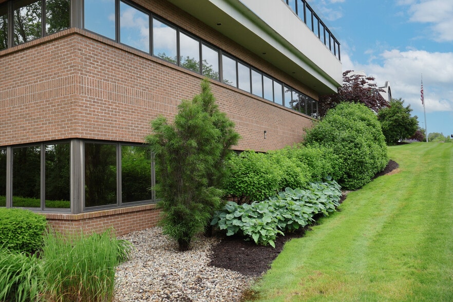 1712 Magnavox Way, Fort Wayne, IN for lease - Building Photo - Image 2 of 14