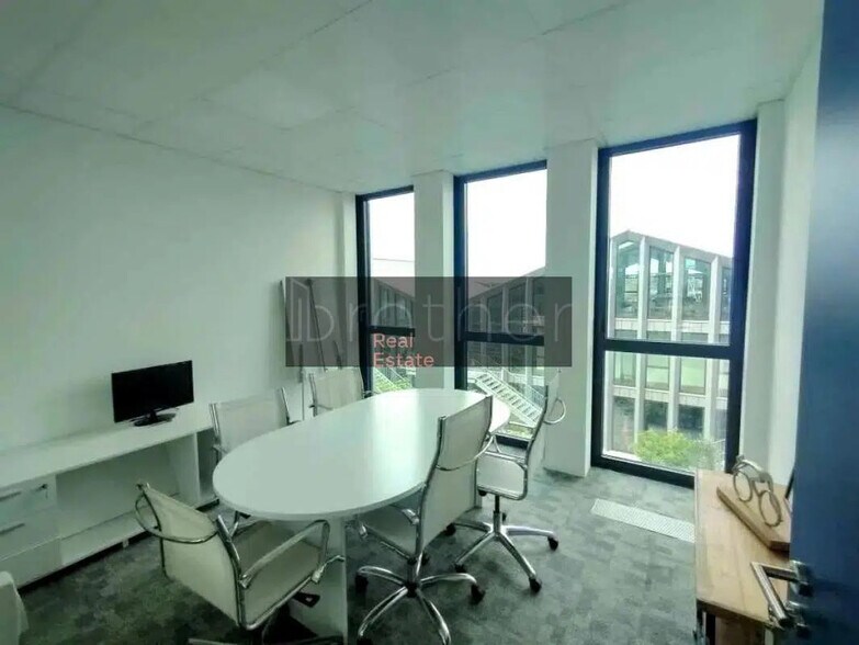 Office in Bordeaux for lease - Interior Photo - Image 2 of 8