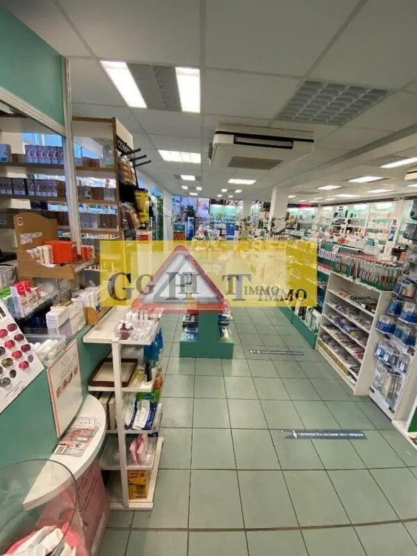 Retail in Thiais for sale Interior Photo- Image 1 of 3