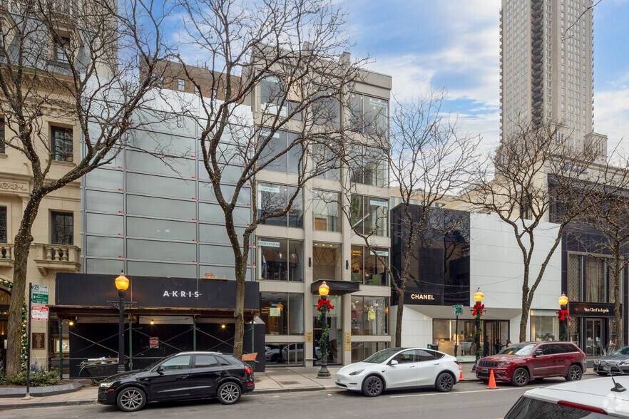 67 E Oak St, Chicago, IL for lease - Building Photo - Image 1 of 4