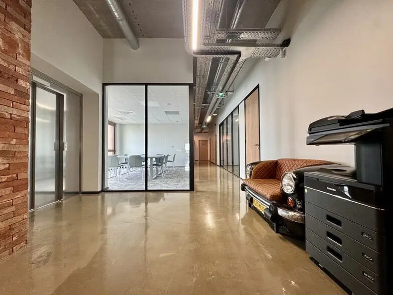 Office in Genas for sale - Building Photo - Image 2 of 17