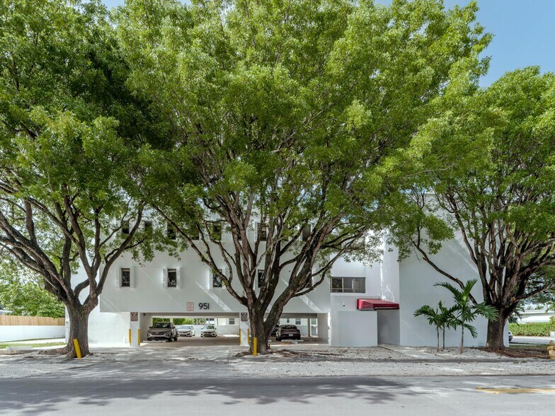 951 S Le Jeune Rd, Coral Gables, FL for sale - Building Photo - Image 1 of 34