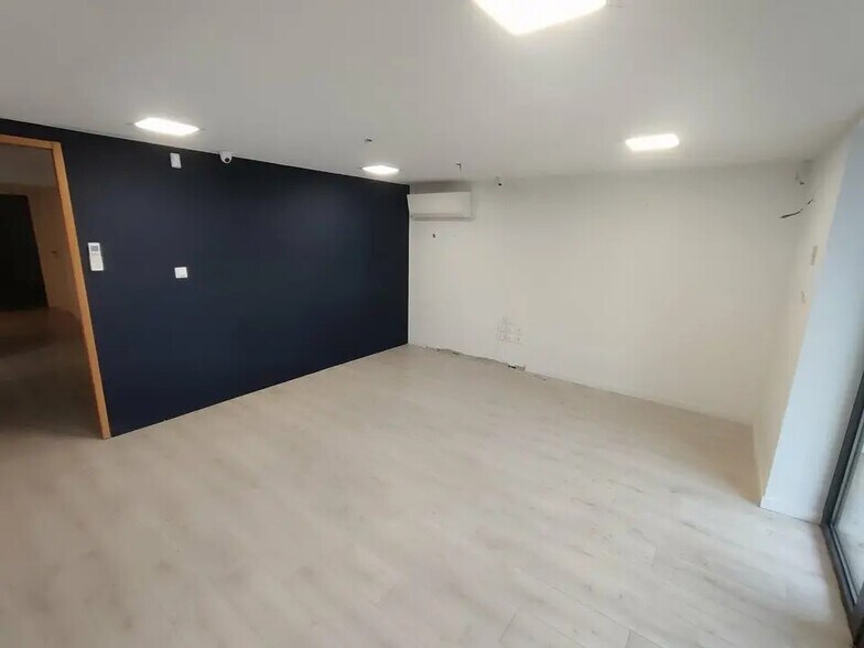 Office in La Verpillière for lease - Building Photo - Image 2 of 9