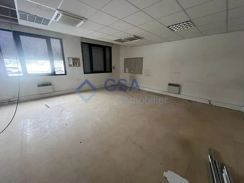 Retail in Évry-Courcouronnes for lease - Interior Photo - Image 2 of 5